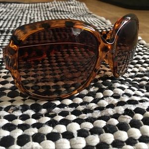 Cheetah print sun glasses